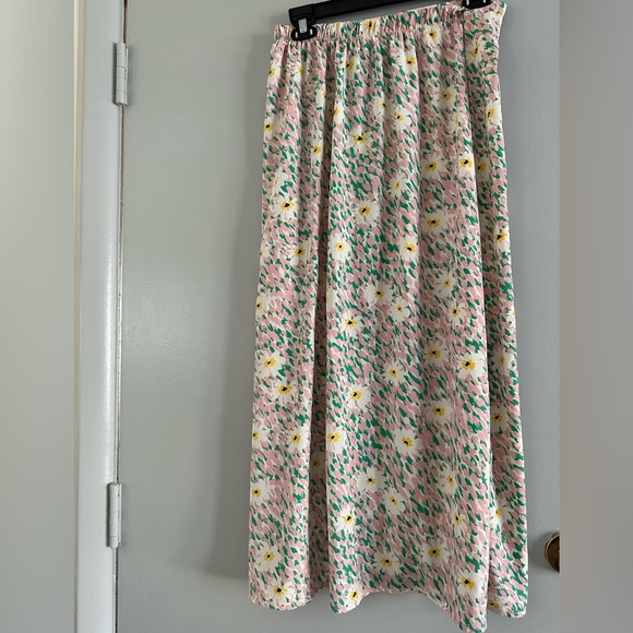 Originality floral skirt with 2 slits.  Size large - Picture 4 of 8